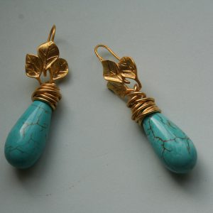 Gold metal leef with turquoise stone ear-drop